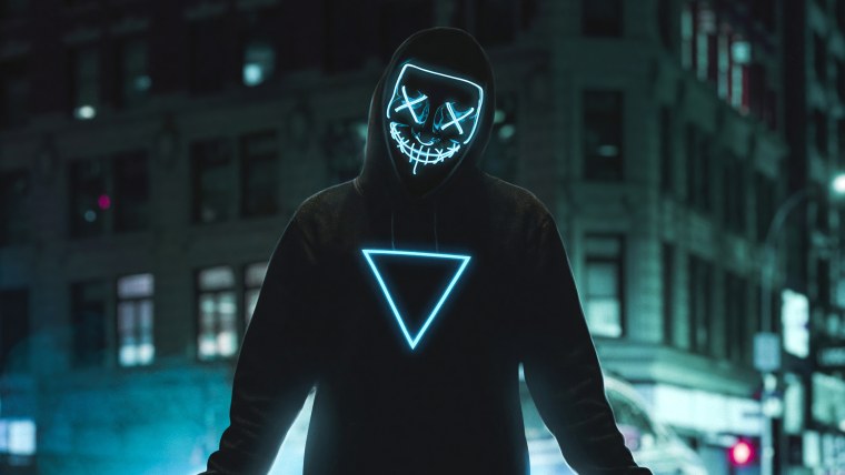 Человек в светящейся маске