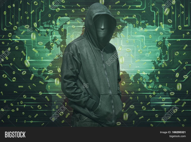 Человек в маске и капюшоне