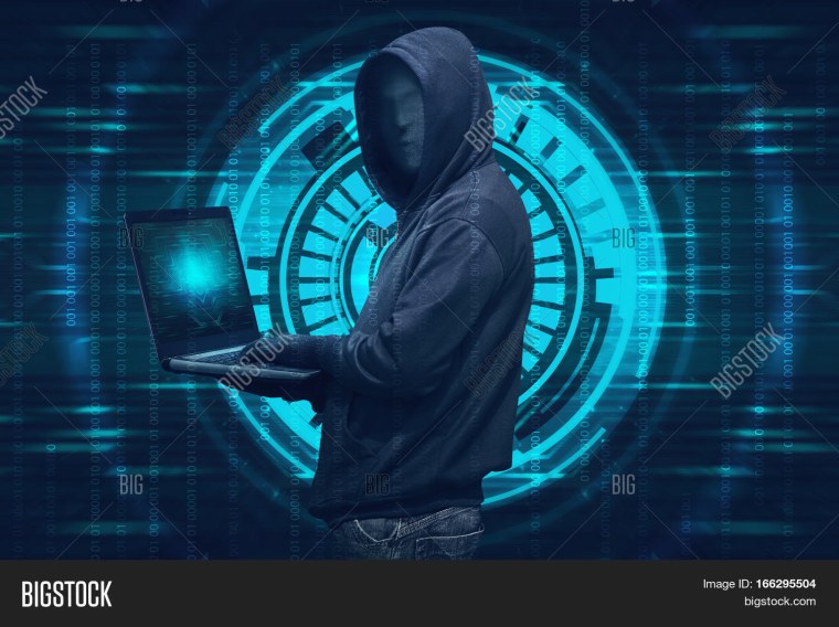 Тип в капюшоне хакер