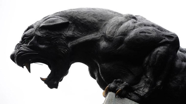 Черная скульптура