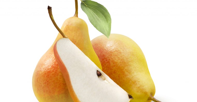 Груша Дюшес на белом фоне