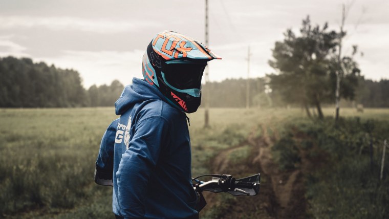 Пацан на мотоцикле