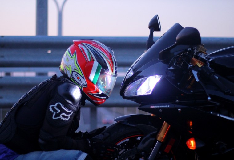 Мотоциклист в шлеме ночью