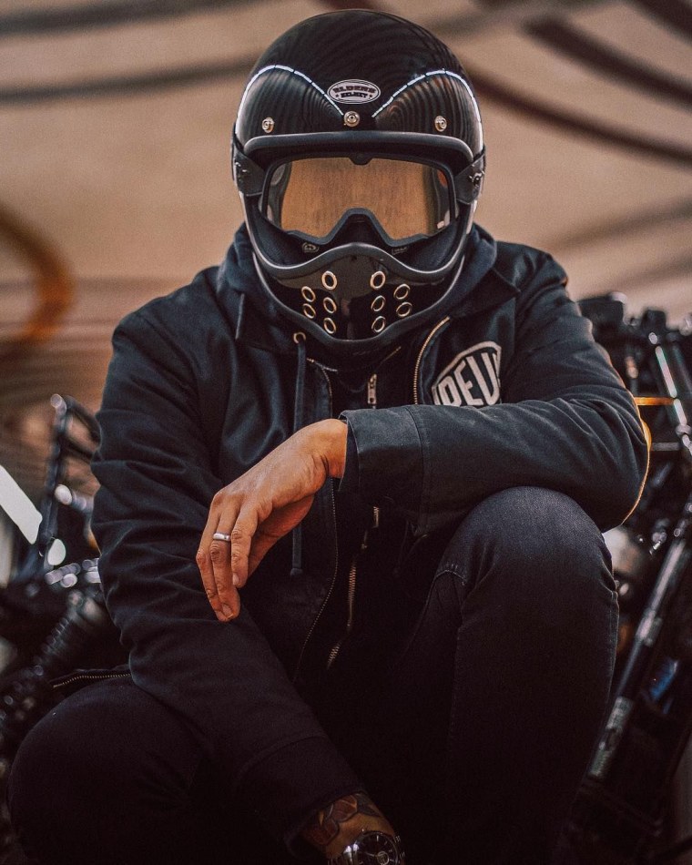 Парень в мотошлеме