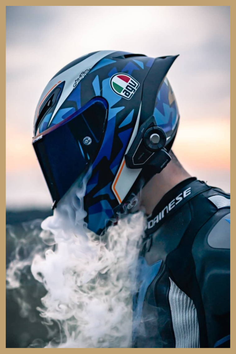 Мотоциклист в шлеме