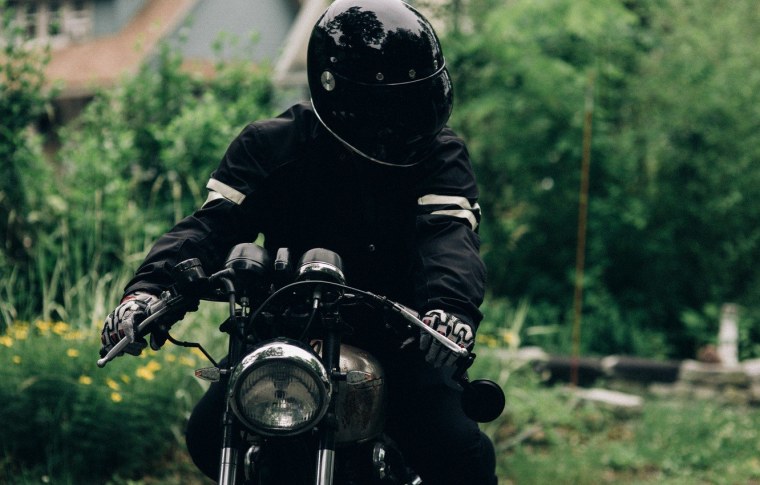 Парень в шлеме