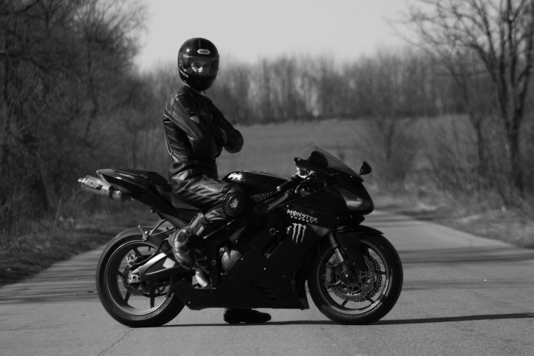 Парни мотоцикл черно белое