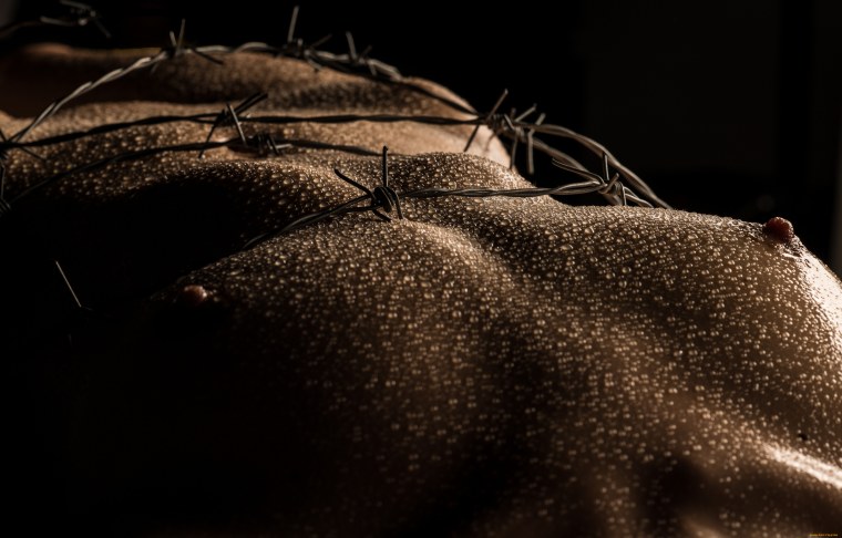 Женское тело в мурашках