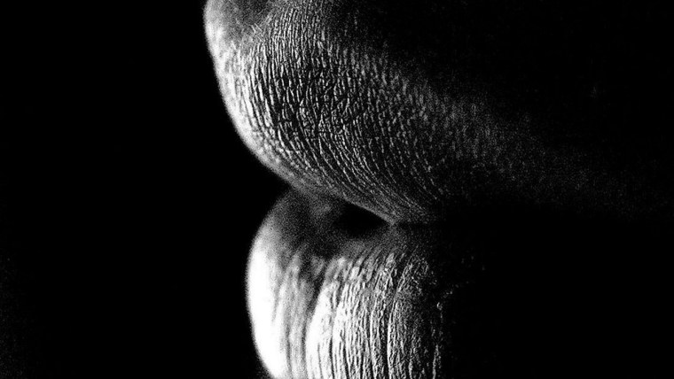 Мужчина застегивает платье