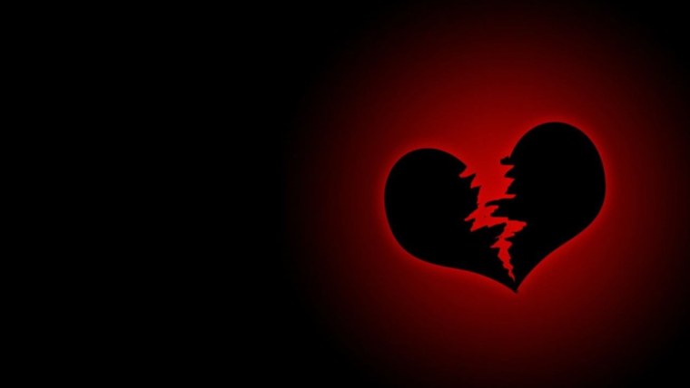 Разбитое сердце на черном фоне