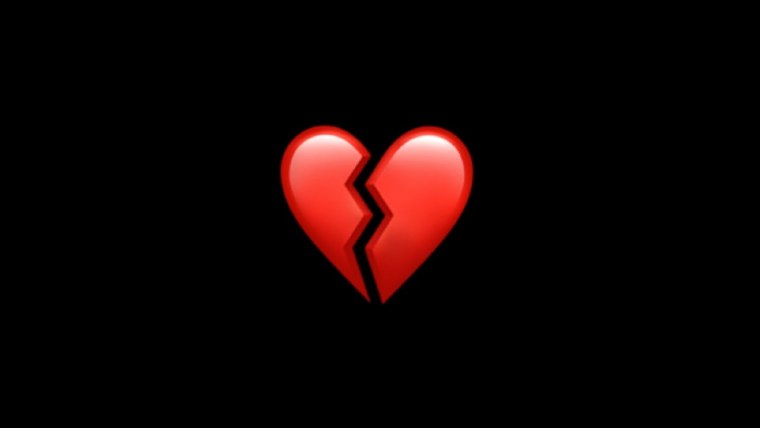 Разбитое сердечко на черном фоне