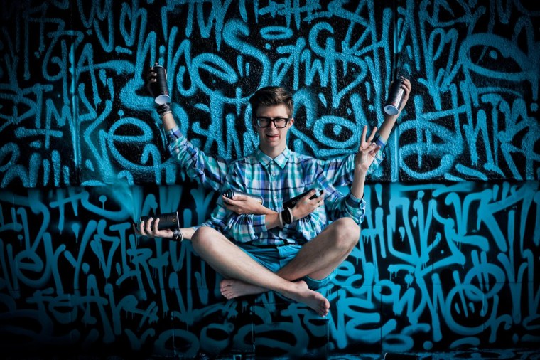 Каллиграфия на сером фоне