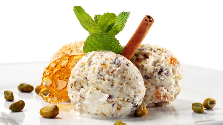 Мороженое с орехами