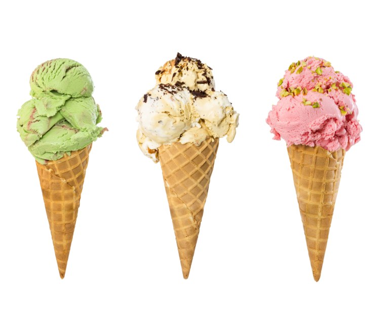 Шарик мороженого в вафельном рожке