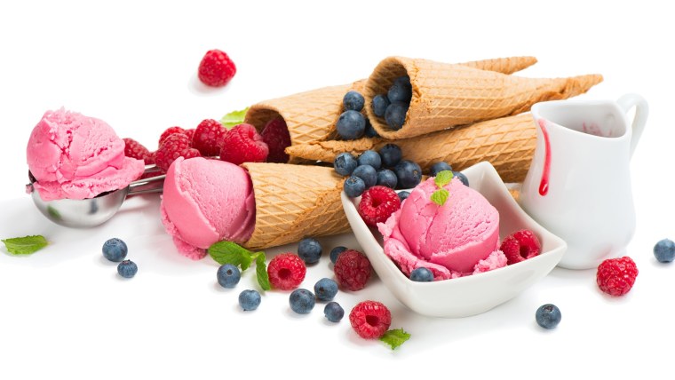 Мороженое на белом фоне