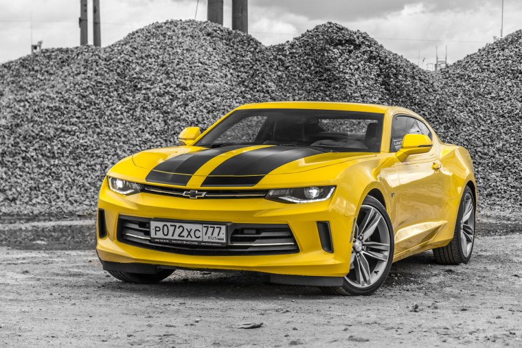Chevrolet Camaro жёлтый 2022