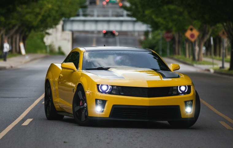 Chevrolet Camaro желтый с черными полосками