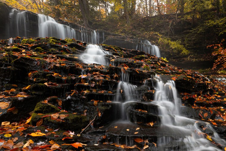 Осенний водопад на рабочий стол