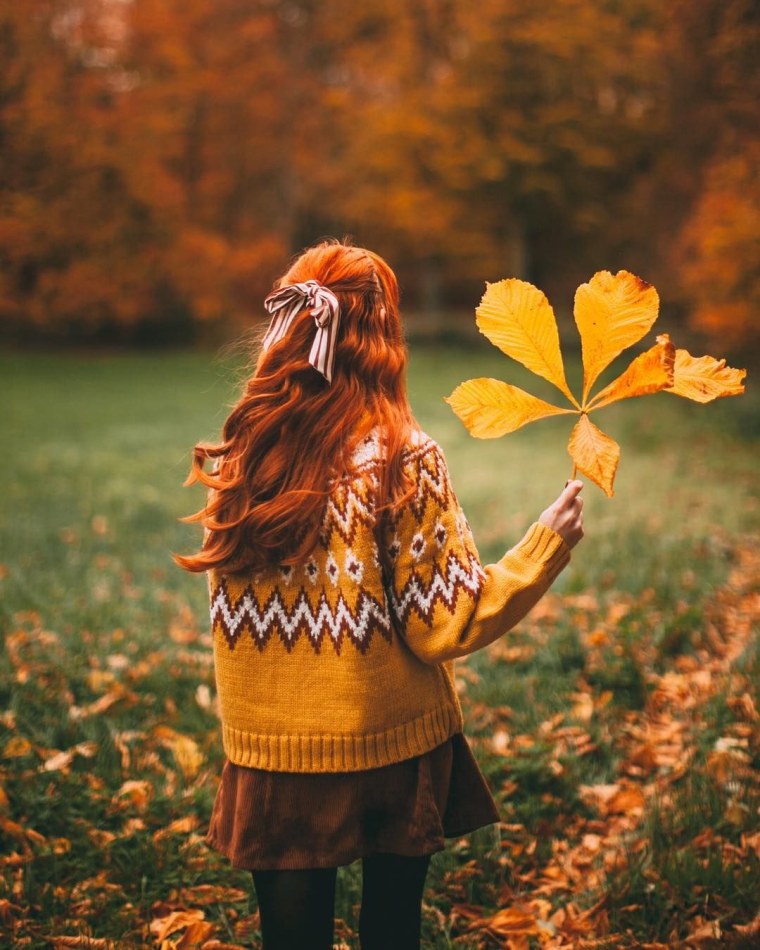 Шляпа на осенней листве