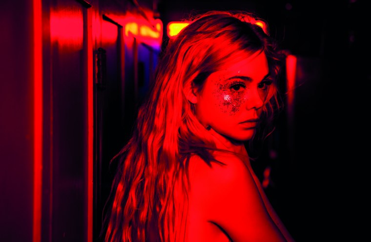 Девушка в неоновом свете