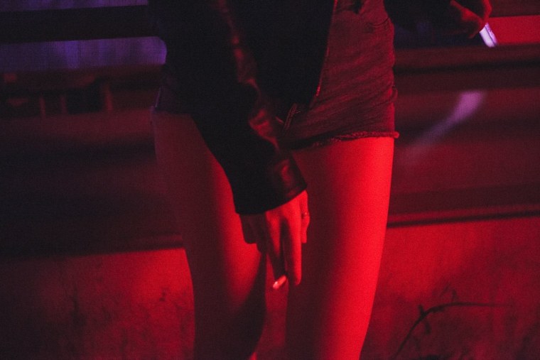 Девушка в неоне