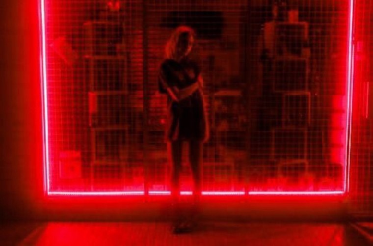 Девушка в красной комнате