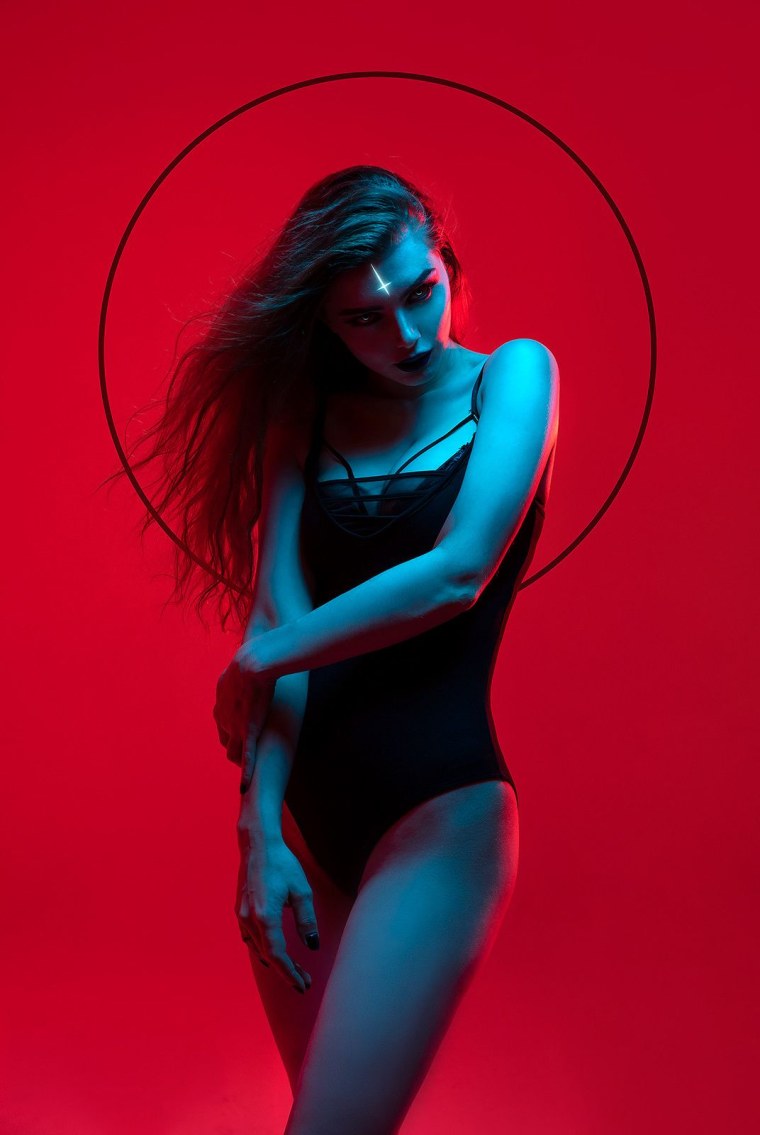 Страстные поцелуи в неоне