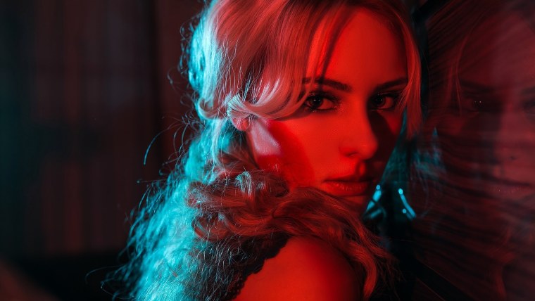 Красивая девушка неон