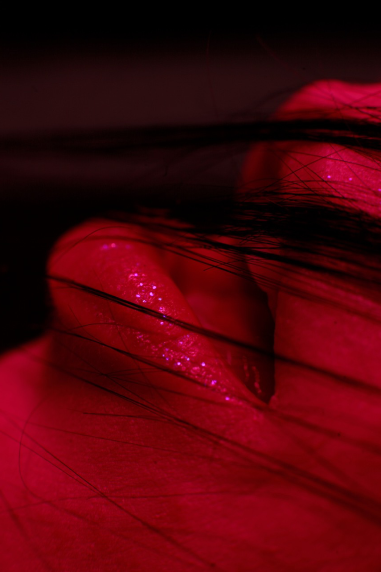 Неоновая курящая девушка