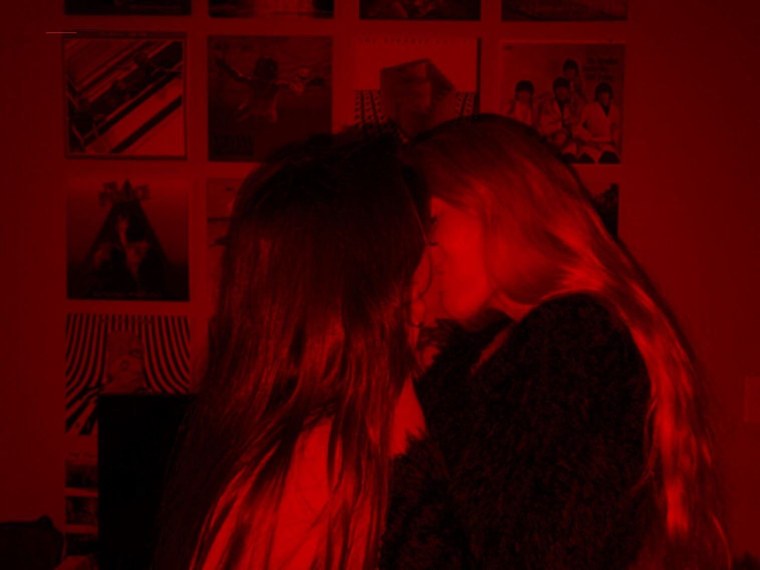 Девушка в клубе без лица