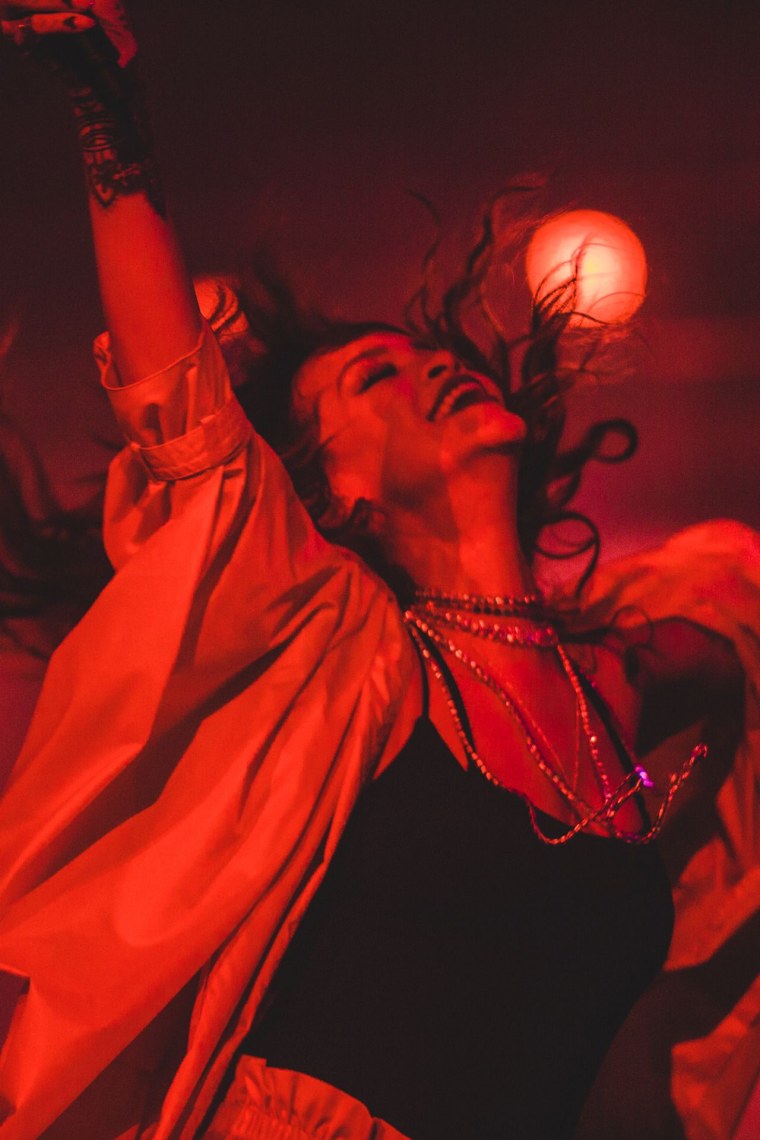 Эль Фаннинг неоновый демон кадры