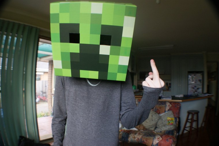 Человек в маске КРИПЕРА