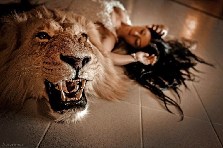 Девушка львица