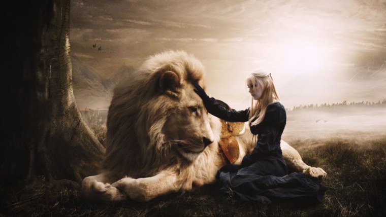 Девочка обнимает Льва