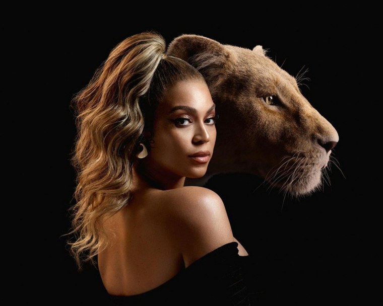 Красивая девушка со львом