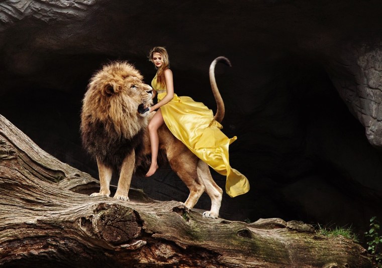 Девушка и Лев