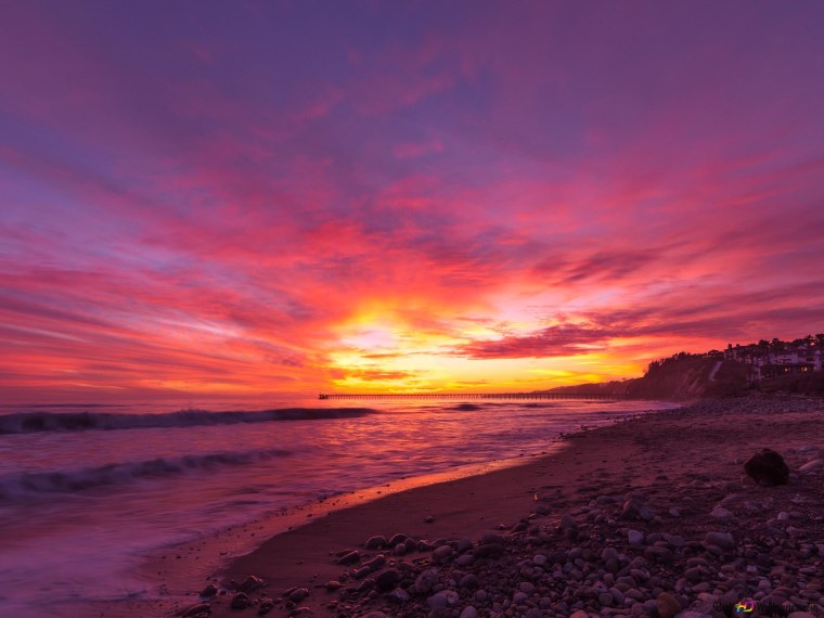 Розовый закат на море