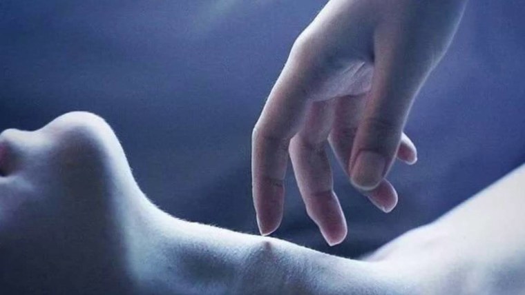 Нежное прикосновение к лицу