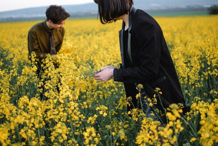 Мужчина с желтыми цветами