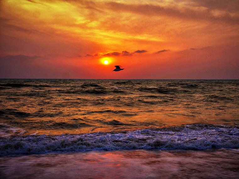 Закат над морем с волнами