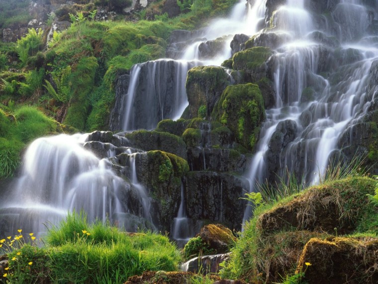 Скалы водопад