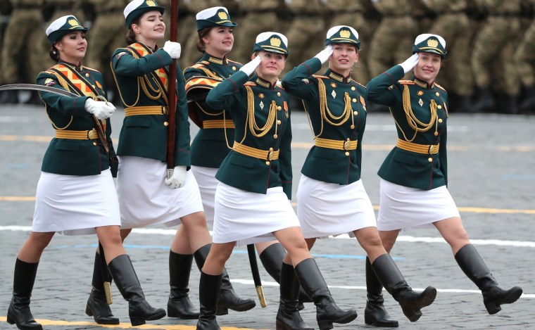 Парад Победы 2021 в Москве женщины маршируют