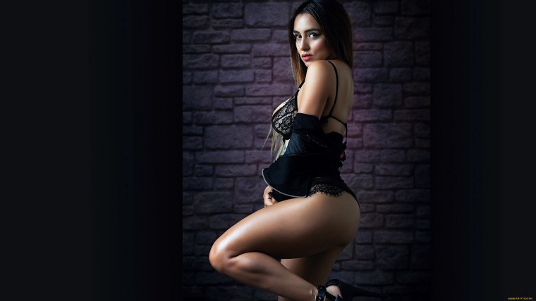 Обои девушки на темном фоне