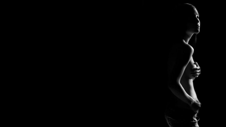 Женское тело на черном фоне