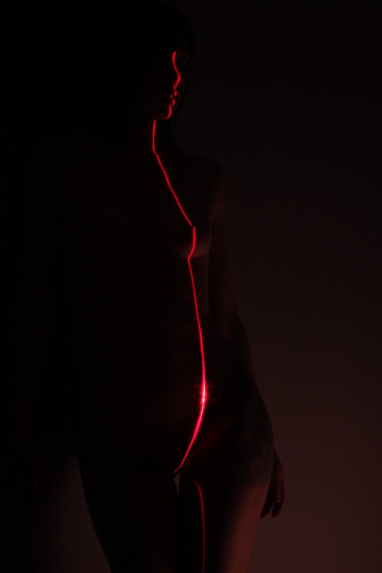 Женское тело в полумраке