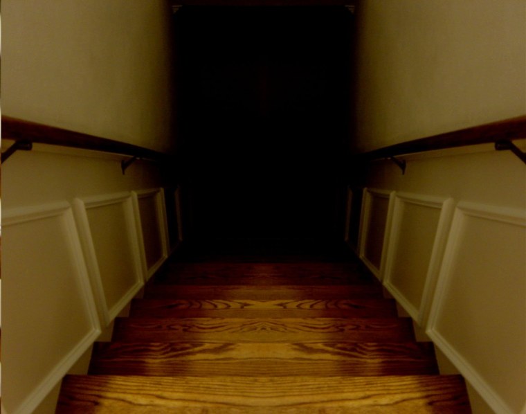 Коридор с лестницей вниз