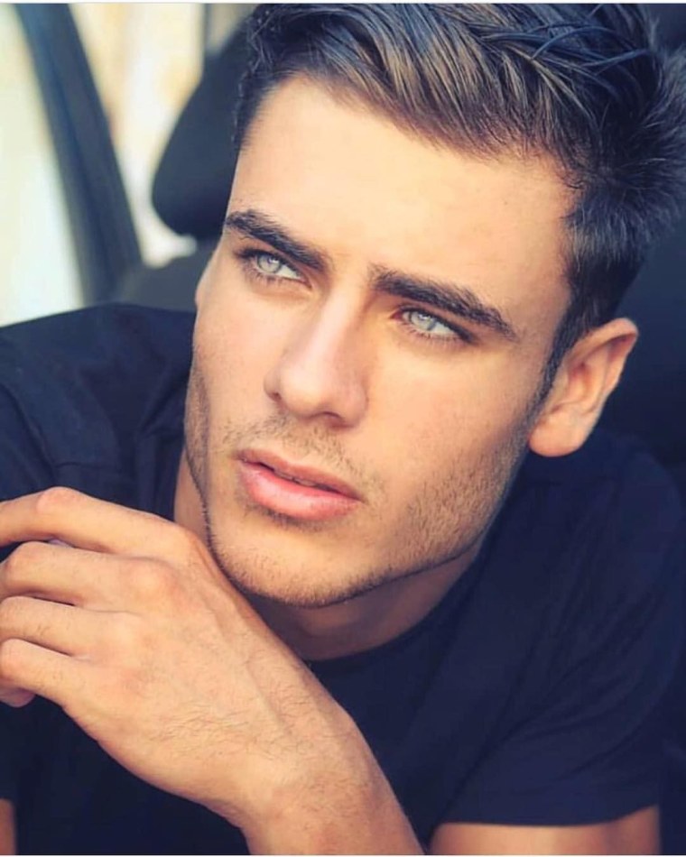 Голубоглазый брюнет