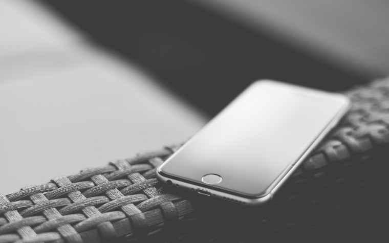Смартфон на сером фоне