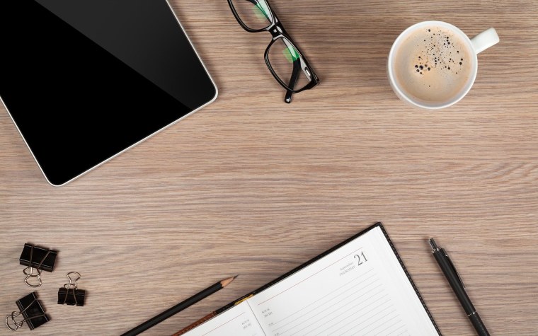 Ноутбук и блокнот