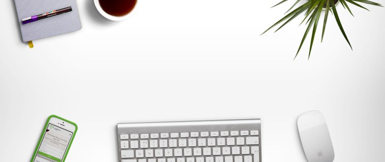 Айфон на столе